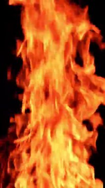 Karanlıkta büyük bir şenlik ateşi yükseliyor. Geceleri tehlikeli kırmızı alevler yükseliyor. Dikey video