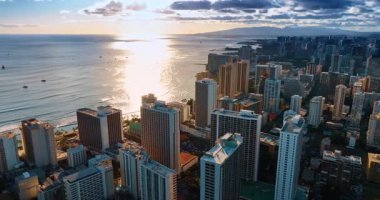 Havadan bakıldığında Waikiki, Honolulu, Hawaii Panoraması. Parlak güneş Pasifik Okyanusu 'nun su manzarasına yansıyor. Sudaki teknelerin siluetleri.