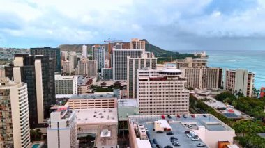Waikiki, Honolulu, Hawaii, ABD 'nin çeşitli binalarının üzerinde uçuyor. Arkaplanda Elmas Kafası Krateri.