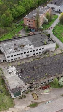 Apocalypsis havacılık şehri. Şehirdeki çökmüş fabrikanın hava görüntüsü. Dikey video