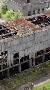 Terk edilmiş eski şehrin hava görüntüsü. Dışarıdaki hasarlı binalar boş. Dikey video