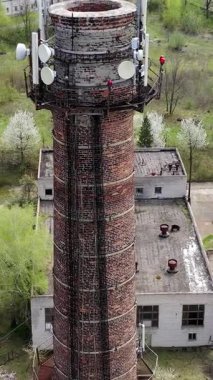 Terk edilmiş fabrika tüpünün hava manzarası. Apocalypsis şehri çökertti. Dikey video