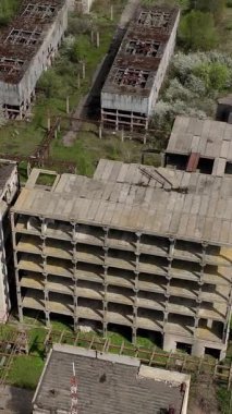Harap olmuş eski fabrikanın havadan görünüşü. Terk edilmiş büyük fabrikanın hava görüntüleri. Dikey video