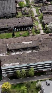 Terk edilmiş büyük fabrikanın hava görüntüleri. Harap olmuş eski fabrikanın hava manzarası. Dikey video