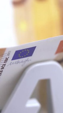 Para birimi finansal banknotları bir finans sayacına güveniyor. Para saymak için banka ekipmanları. Dikey video