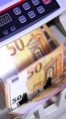 Finansal para sayma makinesi. Avro banknotlarını sayarken kapat. Dikey video