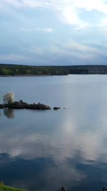 Ayna görüntüsü inanılmaz bir göl. Uçan manzaralı güzel manzaralar. Dikey video