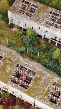 Terk edilmiş eski fabrikanın hava manzarası. Arka plandaki boş fabrika binaları. Dikey video