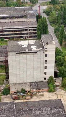 Endüstriyel yıkılmış binaların dışı. Büyük toprak fabrikasının havadan görüntüsü yok edildi. Dikey video