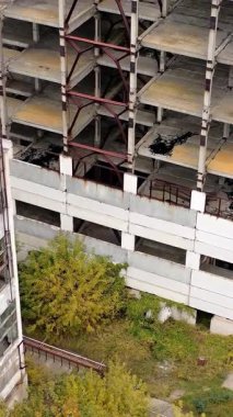 Arka plandaki boş fabrika binaları. Terk edilmiş eski fabrikanın hava manzarası. Dikey video