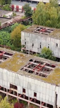 Yıkıcı, terk edilmiş mimarinin havadan görünüşü. Fabrika boş binaları yok etti. Dikey video