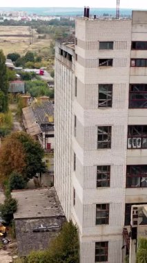 Fabrika boş binaları yok etti. Yıkıcı, terk edilmiş mimarinin havadan görünüşü. Dikey video