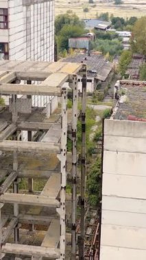 Endüstri şehir binalarını yok etti. Yıkılmış fabrika mimarisi terk edilmiş. Dikey video