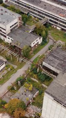 Yıkılmış fabrika mimarisi terk edilmiş. Endüstri şehir binalarını yok etti. Dikey video