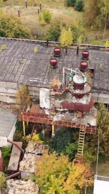 Eski harabe sanayi mimarisi. Yok edilmiş fabrika bölgesi. Dikey video