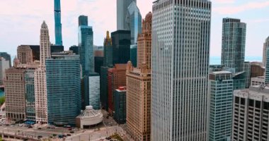 Modern Chicago 'nun merkezindeki görkemli gökdelenler boyunca yükseliyor. Gündüz vakti Amerikan metropolünün güzel mimarisi.