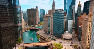 Gündüzleri modern şehrin hareketli atmosferi. İnsansız hava aracı Chicago, Illinois, ABD şehir merkezindeki Chicago Nehri üzerinde yükseliyor..