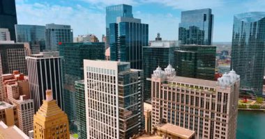 Modern şehrin merkezindeki çeşitli binaların tepelerinde uçuyorlar. İHA görüntüleri Chicago, Illinois, ABD 'nin merkezinde..