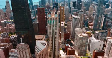 Chicago şehir merkezindeki görkemli gökdelenlerin muhteşem manzarası. Atrium Mall Chicago kulesine yaklaşıyoruz..