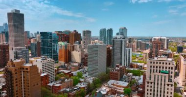 Şikago, Illinois, ABD 'de yüksek binalar inşa ediyor. Havadan bakıldığında modern şehrin güzel manzarası.