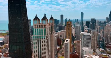 Çağdaş Chicago, Illinois, ABD 'nin modern mimarisinin çeşitliliği. Metropolis şehir merkezindeki gökdelenlerin tepesinde İHA uçuşu.