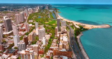 Michigan Gölü kıyısında, Chicago 'nun güzel yeşil deniz manzarası. Lakeshore Drive 'da birden fazla araba hareket ediyor. Hava görünümü.