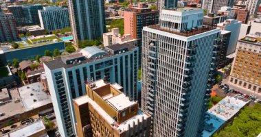 Şikago, Illinois, ABD 'nin bir bölgesinde. Metropolis 'in yukarısındaki İHA uçuşu.