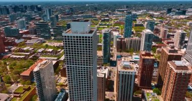 Panorama 'dan uzakta, gökdelenlerin etrafında uçuyor. Chicago, Illinois, ABD 'de çok sayıda yeşillik var..