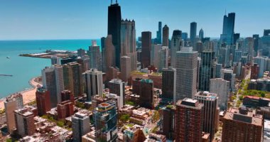 Güneşli bir günde modern Chicago 'nun göz kamaştırıcı merkezi. Michigan Gölü 'nün arka planındaki su manzarası. Hava görünümü.
