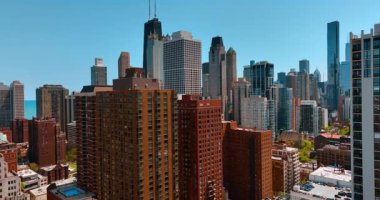 Chicago 'daki bir grup yüksek katlı tuğla bina. Gökdelenler arka planda görülür. Hava görünümü.