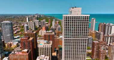 Michigan Gölü kıyısındaki Chicago 'nun muazzam manzarası. Metropolün üzerinde bir sürü bitki örtüsüyle insansız hava aracı..