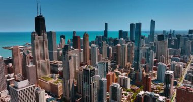Chicago, Illinois, ABD 'nin muhteşem şehir merkezinde yükseliyor. Metropolis 'in göz kamaştırıcı gökdelenleri. Michigan Gölü 'nün mavi su manzarası.