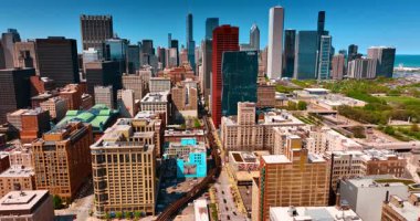 Tren hareket halindeyken demiryolu manzarası. Chicago, Illinois, ABD merkezindeki gökdelenlerin silueti.