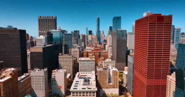 Çeşitli mimariyle güneşli şehir manzarasının üzerinde uçuyor. Modern Chicago, Illinois, ABD.