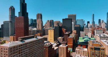 Modern Chicago, Illinois, ABD 'nin merkezindeki muhteşem binalar. Çarpıcı metropolün üstündeki açık mavi gökyüzü. Hava görünümü.