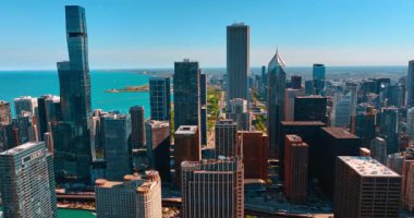 Chicago Nehri 'nin üzerinde duran gökdelenler ve gökdelenler. Arka planda Michigan Gölü 'nün yeşil rıhtımı ve su manzarası. Hava görünümü.