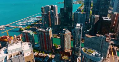 Mavi suların üzerinde çok güzel yüksek binalar. Michigan Gölü 'ndeki yat kulübünün manzarası. Chicago, Illinois, ABD üzerindeki İHA uçuşu.