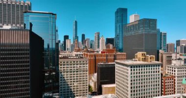Modern Chicago, Illinois, ABD 'nin yoğun mimarisi. Güneşli bir günde, hava aracının havalanması.