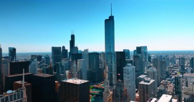 Şikago, Illinois, ABD 'de cam ve metalden oluşan çarpıcı gökdelenler. Güneşli bir günde Metropolis 'in engin manzarasını gözler önüne seriyor.