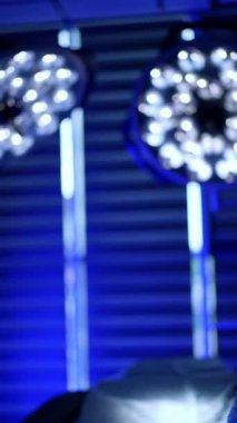 Mavi eldivenli ellerin beşliği. Başarılı bir operasyon, ameliyathanede işbirliği. Dikey video.