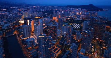 Alacakaranlıkta Waikiki tatil köyü ışıklarla dolu. İnsansız hava aracı görüntüleri güzel Honolulu, Hawaii, ABD 'de..
