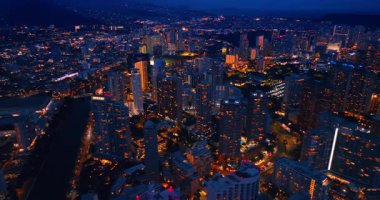 Alacakaranlıkta muhteşem Honolulu, Hawaii, ABD manzarası. Waikiki tatil köyünün üstündeki İHA görüntüleri..