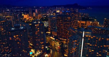 Sokağın yukarısındaki görüntüler geceleri iyi aydınlatılıyor. Waikiki, Honolulu, Hawaii, ABD 'nin muhteşem manzarasına hava perspektifi.