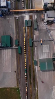 Tahıl büyük depoları hava manzaralı. Tahıl ambarı için büyük metal bir hangar. Dikey video