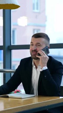 Ofiste telefonla çalışan yakışıklı bir iş adamı. Başarılı patron akıllı telefon tartışması yapar. Dikey video