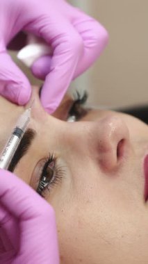 Yüz enjeksiyonları yenileniyor. Dikey video