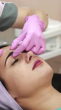 Yüz enjeksiyonları yenileniyor. Dikey video