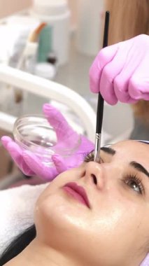 Güzellik salonunda soyulmak. Yüze estetik müdahale. Estetik kozmetoloji. Dikey video