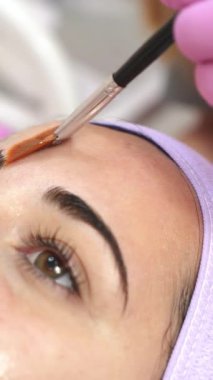 Güzellik salonunda soyulmak. Yüze estetik müdahale. Estetik kozmetoloji. Dikey video