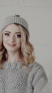 Güzellik modası kadın portresini şaşırttı. Güzel makyajlı güzel bir kız model ortaya çıktı. Duygular. Beyaz arkaplan üzerine izole edilmiş dikey video